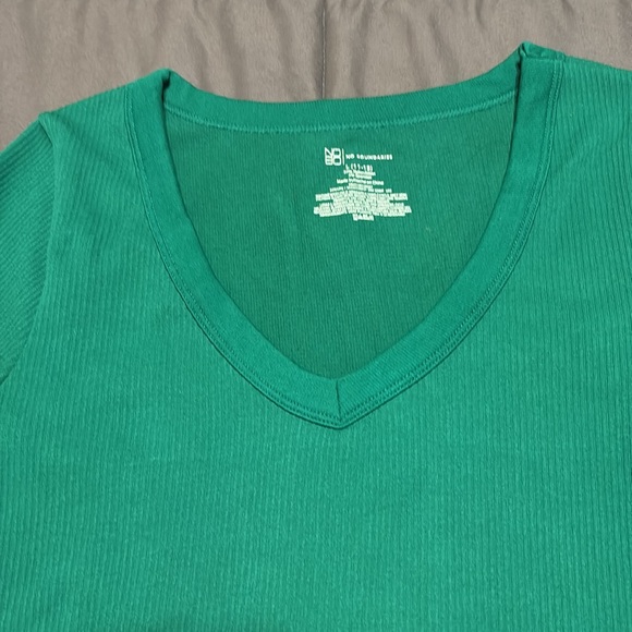 No Boundaries Juniors V-Neck Seamless Long-sleeve Tee, Green - Picture 5 of 7